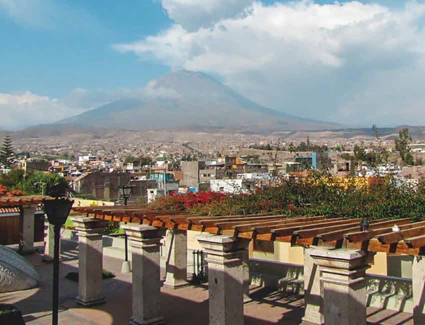 Pérgolas del mirador de Yanahuara con el volcán Misti al fondo