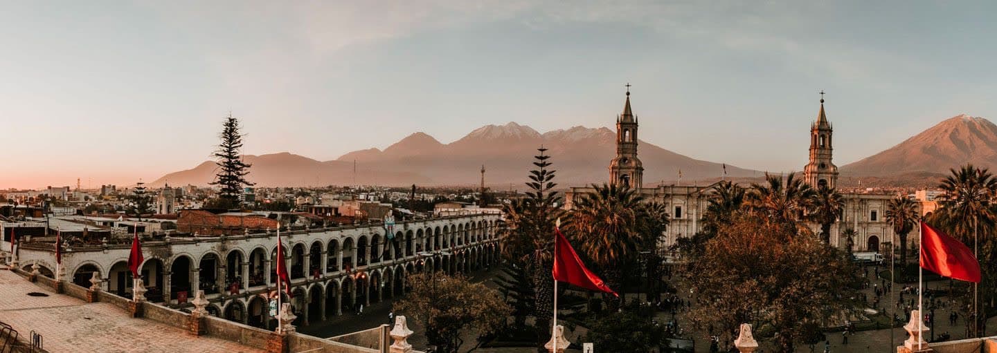 Plaza de Armas de Arequipa con la catedral y los volcanes al atardecer